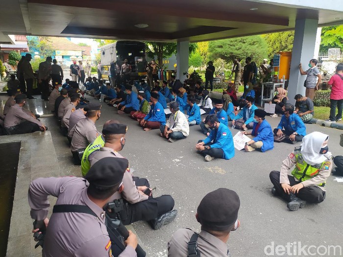 Mahasiswa Sidoarjo Tolak UU Omnibus Law, Ajak Anggota DPRD Doa Bersama