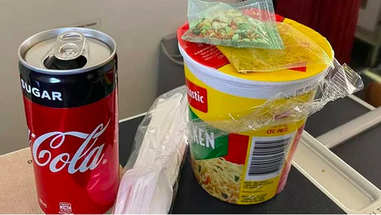 Makanan Kelas Bisnis Penumpang pesawat kelas bisnis akhir-akhir ini dapat makanan yang nyeleneh selama pandemi Corona. Seorang penumpang mengaku cuma diberi makan mie instan cup!