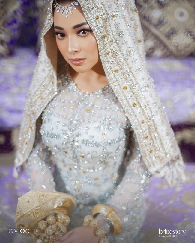 Penampilannya dipercantik dengan perhiasan berlian berkilauan dari Diamond Pavilion. Foto: Instagram/@thebridestory, @axioo