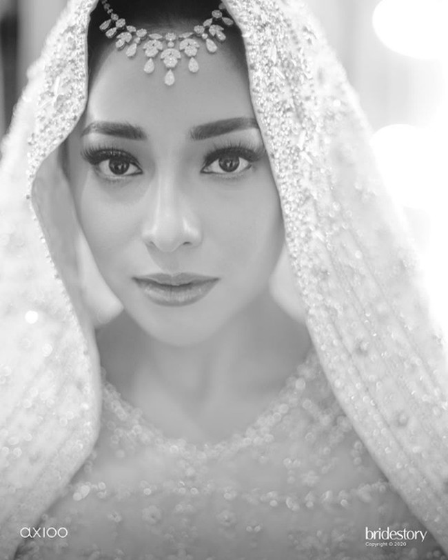 Sementara wajah ayunya semakin dipercantik pulasan makeup perias Melina. Sang makeup artist memilih tema makeup nude untuk menonjolkan riasan mata yang bold. Foto: Instagram/@thebridestory, @axioo
