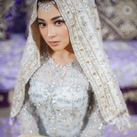 Penampilannya dipercantik dengan perhiasan berlian berkilauan dari Diamond Pavilion. Foto: Instagram/@thebridestory, @axioo
