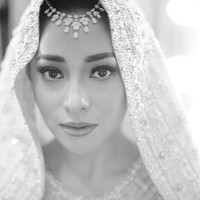 Sementara wajah ayunya semakin dipercantik pulasan makeup perias Melina. Sang makeup artist memilih tema makeup nude untuk menonjolkan riasan mata yang bold. Foto: Instagram/@thebridestory, @axioo