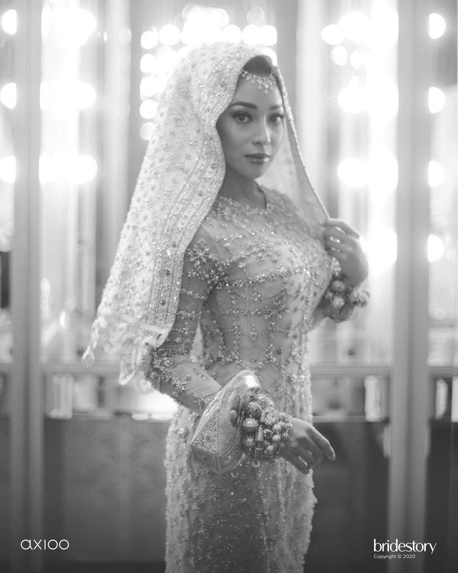 Busana cantik lengkap dengan kerudung khas Koto Gadang ini merupakah buah karya Studio BOH. Foto: Instagram/@thebridestory, @axioo