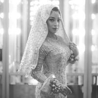Busana cantik lengkap dengan kerudung khas Koto Gadang ini merupakah buah karya Studio BOH. Foto: Instagram/@thebridestory, @axioo