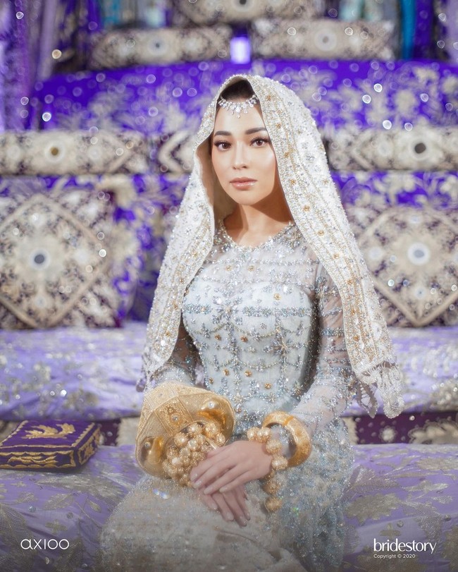 Nikita Willy menggelar Malam Bainai pada Rabu (14/10/2020) setelah pagi harinya melangsungkan pengajian. Ia tampil cantik berbalut busana adat Minang modern bernuansa silver-nude. Foto: Instagram/@thebridestory, @axioo