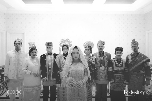 Malam Bainai atau Malam Berinai juga menjadi momen di mana orangtua melepas si calon Anak Daro (sebutan untuk pengantin wanita dalam budaya Minang -red). Foto: Instagram/@thebridestory, @axioo
