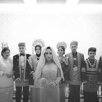 Malam Bainai atau Malam Berinai juga menjadi momen di mana orangtua melepas si calon Anak Daro (sebutan untuk pengantin wanita dalam budaya Minang -red). Foto: Instagram/@thebridestory, @axioo
