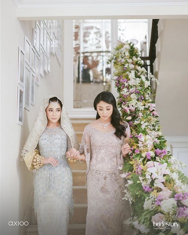 Malam Bainai merupakan seremoni untuk menandai malam terakhir calon pengantin wanita Minangkabau menyandang status lajang sebelum menikah. Foto: Instagram/@thebridestory, @axioo