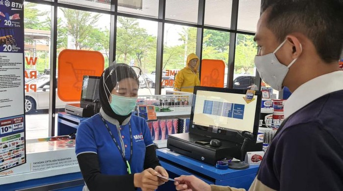 Seorang petugas kasir sedang melayani pembayaran melalui Electronic Data Capture (EDC) salah satu pelanggan usai berbelanja di Mitra 10, di Jakarta, Kamis (15/10).  PT Bank Tabungan Negara (Persero) Tbk bekerjasama dengan “Mitra 10” toko ritel bahan bangunan milik PT Catur Mitra Sejati Sentosa,  dengan menempatkan mesin EDC BTN di 35 Outlet Mitra 10 di seluruh Indonesia.  Bank BTN bersama Mitra 10 menggelar program undian berhadiah bertajuk “End Year Vaganza” yang berlangsung sejak tanggal  1 Oktober dan akan berakhir pada  31 Desember 2020.