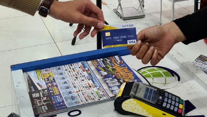 Manjakan Nasabah untuk Kebutuhan Bangunan Rumahnya Seorang petugas kasir sedang melayani pembayaran melalui Electronic Data Capture (EDC) salah satu pelanggan usai berbelanja di Mitra 10, di Jakarta, Kamis (15/10). PT Bank Tabungan Negara (Persero) Tbk bekerjasama dengan “Mitra 10” toko ritel bahan bangunan milik PT Catur Mitra Sejati Sentosa, dengan menempatkan mesin EDC BTN di 35 Outlet Mitra 10 di seluruh Indonesia. Bank BTN bersama Mitra 10 menggelar program undian berhadiah bertajuk “End Year Vaganza” yang berlangsung sejak tanggal 1 Oktober dan akan berakhir pada 31 Desember 2020.