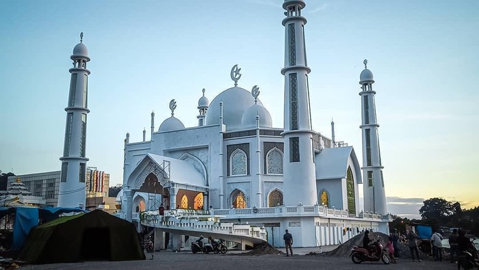 Masjid Al-Hakim, Pantai Padang, Sumbar.