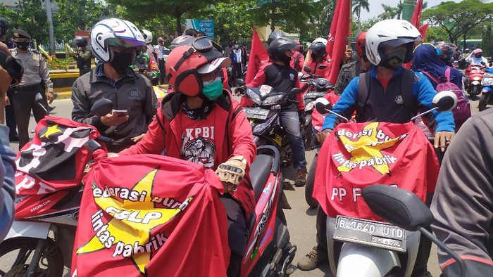 Massa buruh akan konvoi ke Pulogadung. Mereka segera berdemonstrasi di Istana Negara menolak omnibus law UU Cipta Kerja.