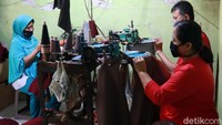 Ada tiga home industri yang memproduksi pakaian berbahan baku rajut dan aksesoris mebel di Cisaranten Endah.