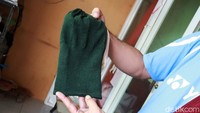 detikcom berkesempatan berkunjung ke tempat produksi pakaian berbahan baku rajut milik Sansan Kurniawan (42), cardigan dan bando berbahan baku rajut diproduksi di tempat ini.
