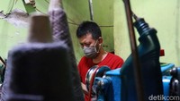 Terlihat, sejumlah pekerjaan sangat telaten menggunakan mesin rajut dan mesin jahit lingking. Beberapa pekerja di tempat ini merupakan warga terdampak COVID-19. Tak hanya di tempat Sansan, produksi pakaian berbahan rajut juga dibuat di tempat milik Hendi Hermawan.