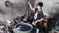 Selain di home industri pakaian rajut, detikcom juga berkesempatan mendatangi home industri aksesoris meubel milik Iwan Ganiwan (53).