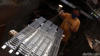 Gagang lemari, pegangan laci berbahan baku plastik bekas diproduksi di tempat milik Iwan. Sama seperti di tempat Sansan dan Hendi, beberapa pekerja di tempat Iwan merupakan warga terdampak COVID-19.
