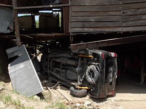Gegara Ngantuk, Sopir di Polman Sulbar Seruduk Warung Bakso