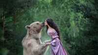 Dibesarkan oleh manusia semenjak 3 tahun dengan penuh kasih sayang, membuat Stepan ramah dan bersahabat dengan manusia. (dok Mila Zhdanova)