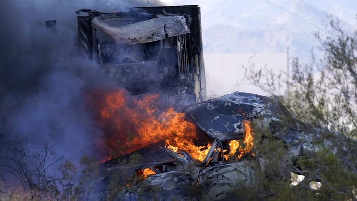 Momen Tabrakan Beruntun yang Hanguskan Mobil di Arizona Fire and smoke billow from a multi-vehicle wreck on the eastbound side of Interstate 10 Wednesday, Oct. 14, 2020, in Quartzsite, Ariz. (AP Photo/Ross D. Franklin)