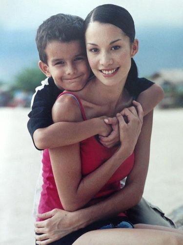 Nadya Hutagalung Pose Bareng Anak yang Ultah ke-25, Bak Kakak Adik