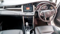 Khusus untuk Luxury Grade, interiornya menggunakan New Black Color Captain Seat, New Seat Table, New Instrument Panel with Wooden Ornament, dan New Luxury Emblem pada sisi belakang eksterior. Foto: Dok. TAM