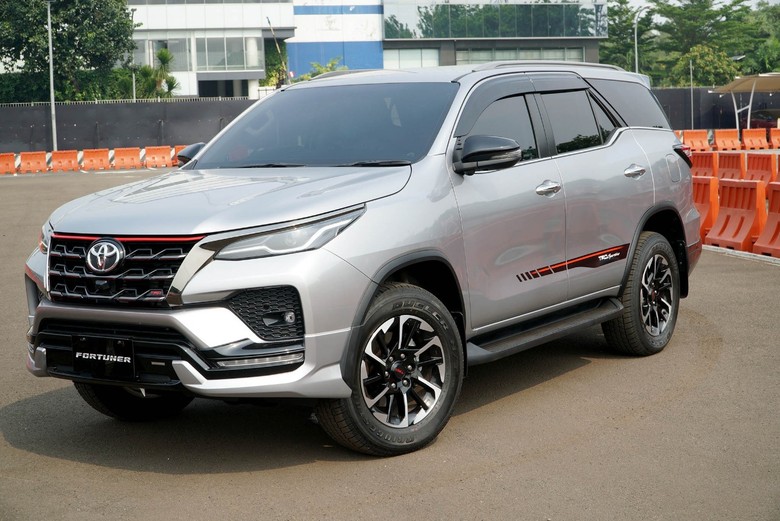 New Kijang Innova dan New Fortuner New Kijang Innova dan New Fortuner