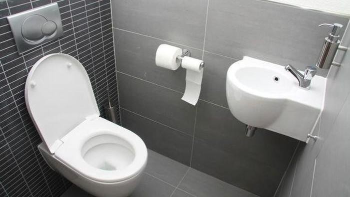 Pamer Hasil Kerjanya, Petugas Kebersihan Ini Nekat Minum Air WC