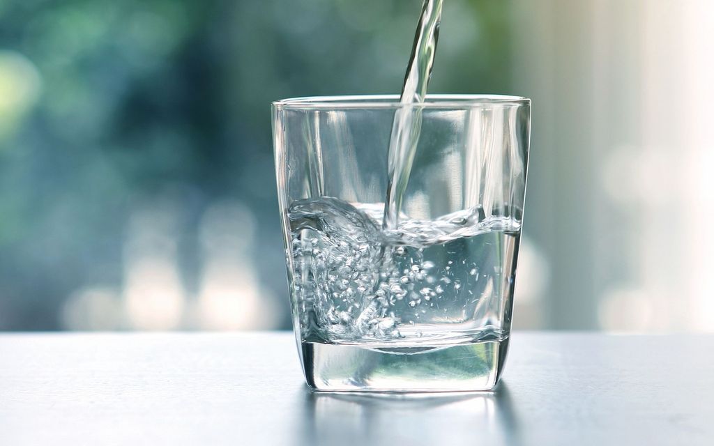 Pamer Hasil Kerjanya, Petugas Kebersihan Ini Nekat Minum Air WC