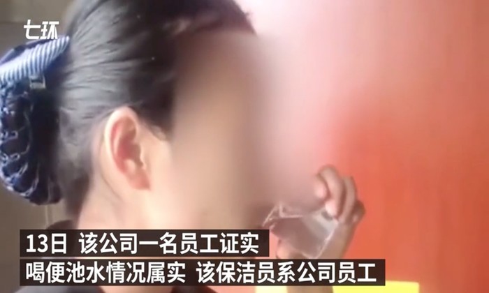 Pamer Hasil Kerjanya, Petugas Kebersihan Ini Nekat Minum Air WC