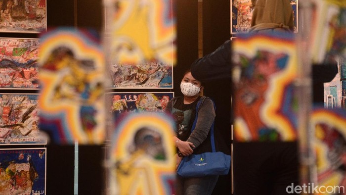 Pameran Seni Rupa di Tegah Pandemi Pengunjung melihat karya lukis yang digelar di Perpustakaan Nasional, Jakarta, Kamis (15/10) bertema Crertive Freedome To Heal The Nastion -