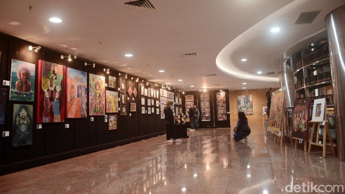 Pameran Seni Rupa di Tegah Pandemi Pengunjung melihat karya lukis yang digelar di Perpustakaan Nasional, Jakarta, Kamis (15/10) bertema Crertive Freedome To Heal The Nastion -