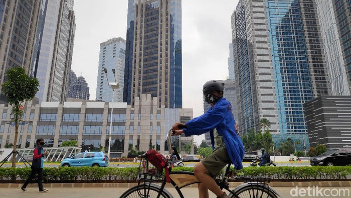 International Monetary Fund (IMF) ramal pertumbuhan ekonomi Indonesia akan minus 1,5% pada tahun ini. Kondisi itu terjadi salah satunya akibat pandemi COVID-19.