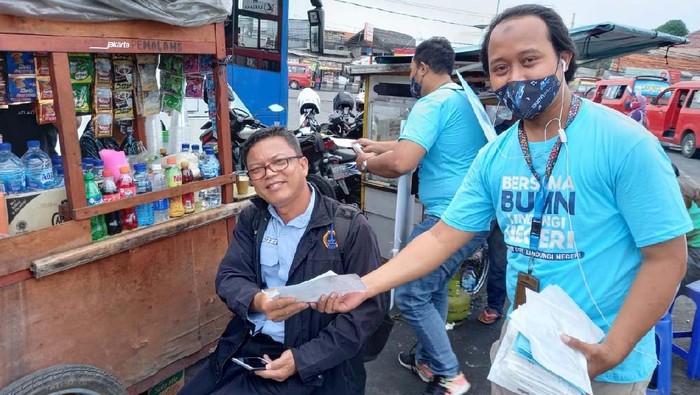Satgas Bencana BUMN DKI Jakarta membagikan 45.000 masker bagi warga Jakarta. Hal ini untuk menekan penyebaran COVID-19.