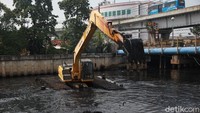 Terkait aktivitas pengerukan lumpur guna persiapan menghadapi musim hujan, kegiatan tersebut masih akan terus dilakukan hingga Desember mendatang.