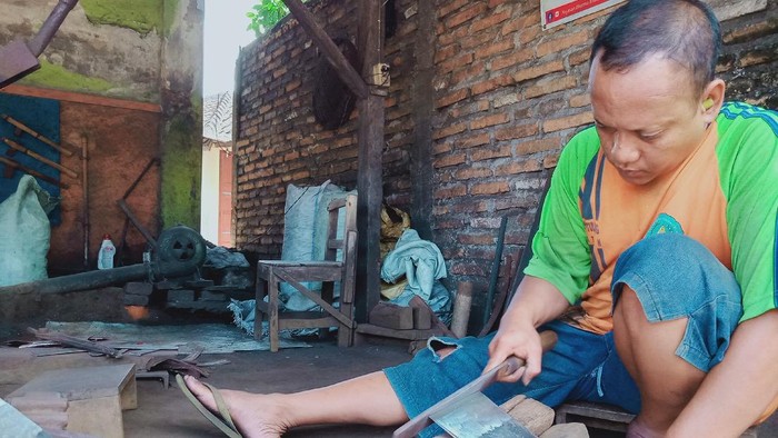 Perajin cangkul di Klaten terimbas pandemi COVID-19