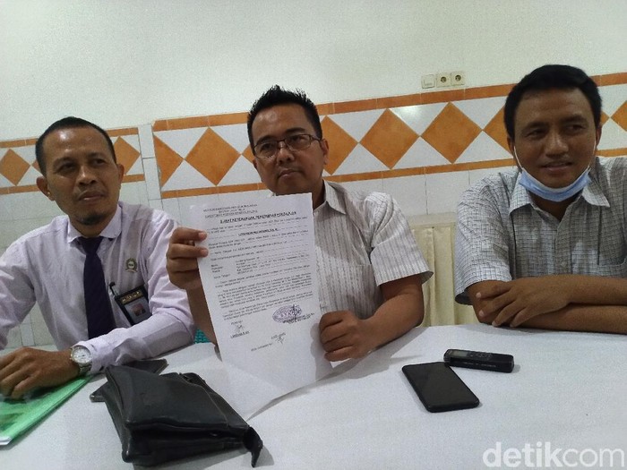 Tim pemenangan paslon Ikfina Fahmawati-Muhammad Albarraa (Ikbar) mengadukan simpatisan pasangan Pungkasiadi-Titik Masudah (Putih) ke Polda Jatim. Simpatisan Putih diduga mengedit dan menyebarkan video terkait tumpukan uang yang merugikan Ikbar.