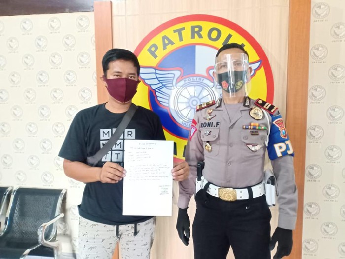 Video mobil PJR Tol Jatim II ringsek tertabrak truk beredar di media sosial. Perekam video diperiksa lalu meminta maaf.