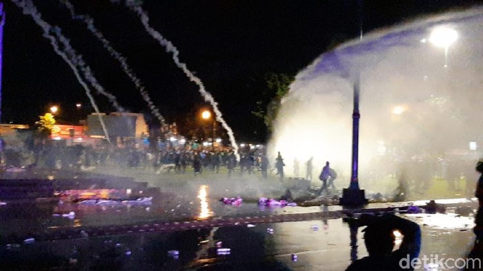 Polisi mencoba membubarkan massa demo tolak omnibus law di DPRD Banyumas, Kamis (15/10/2020).