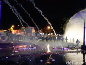 Bubarkan Demo Omnibus Law di Banyumas, Polisi Tembakkan Gas Air Mata