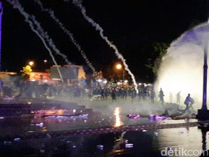 Bubarkan Demo Omnibus Law di Banyumas, Polisi Tembakkan Gas Air Mata