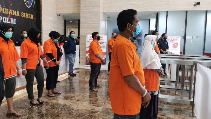 Bareskrim Polri memamerkan anggota dan petinggi KAMI yang menjadi tersangka terkait demo ricuh. Polri mengungkapkan ada 9 orang ditetapkan menjadi tersangka.