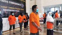 Beberapa tersangka tampak berada di barisan depan. Para tersangka yang berada di barisan depan tersebut di antaranya Ketua KAMI Medan Khairi Amri (KA), dan petinggi KAMI Syahganda Nainggolan (SN), Jumhur Hidayat (JH) dan Anton Permana (AP). (Foto: Dok. Istimewa).