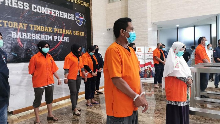 Bareskrim Polri memamerkan anggota dan petinggi KAMI yang menjadi tersangka terkait demo ricuh. Polri mengungkapkan ada 9 orang ditetapkan menjadi tersangka.