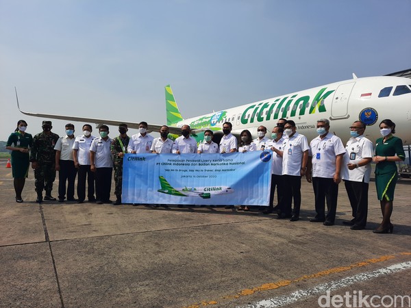 Salah satu wujud kerja sama itu adalah pemasangan livery atau logo khusus di badan pesawat. (Foto: Putu Intan/detikcom) Salah satu wujud kerja sama itu adalah pemasangan livery atau logo khusus di badan pesawat. (Foto: Putu Intan/detikcom)