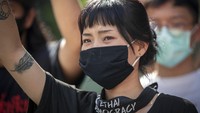 Para demonstran tetap berdemo di jalanan Bangkok meskipun ada penetapan dekrit darurat dan penangkapan para aktivis. AP Photo/Gemunu Amarasinghe.