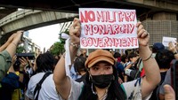 Seperti dilansir AFP, Kamis (15/10/2020), para demonstran dalam aksinya meneriakkan Prayut keluar! merujuk pada Perdana Menteri (PM) Thailand, Prayut Chan-O-Cha. Beberapa meneriakkan Bebaskan teman kita saat berhadapan dengan polisi di kawasan Ratchaprasong, perempatan sibuk di pusat ibu kota Bangkok. AP Photo/Gemunu Amarasinghe.