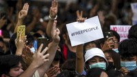 Pada Rabu (14/10) waktu setempat, kondisi tak biasa terjadi saat para demonstran mengerumuni iring-iringan Ratu Suthida dan putranya, Pangeran Dipangkorn. Para demonstran mengangkat tangan mereka untuk memberikan gestur tiga jari yang menjadi simbol perlawanan terhadap pemerintah. AP Photo/Wason Wanichakorn.
