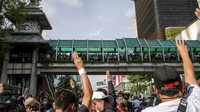 Juru bicara pemerintah Thailand, Anucha Burapachaisri, menegaskan bahwa PM Prayut memerintahkan polisi untuk menjeratkan dakwaan terhadap demonstran yang menghalangi iring-iringan keluarga Kerajaan Thailand dan mencemarkan nama baik Kerajaan. AP Photo/Gemunu Amarasinghe.