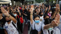 Tokoh oposisi terkemuka, Thanathorn Juangroongruangkit, mengecam tindakan keras pemerintah dan menyerukan pemerintah membebaskan semua orang yang ditangkap. Pemerintah harus segera menemukan cara untuk merespons tuntutan pengunjuk rasa, jika tidak, situasinya akan menyebar secara nasional, ujarnya. AP Photo/Sakchai Lalit.